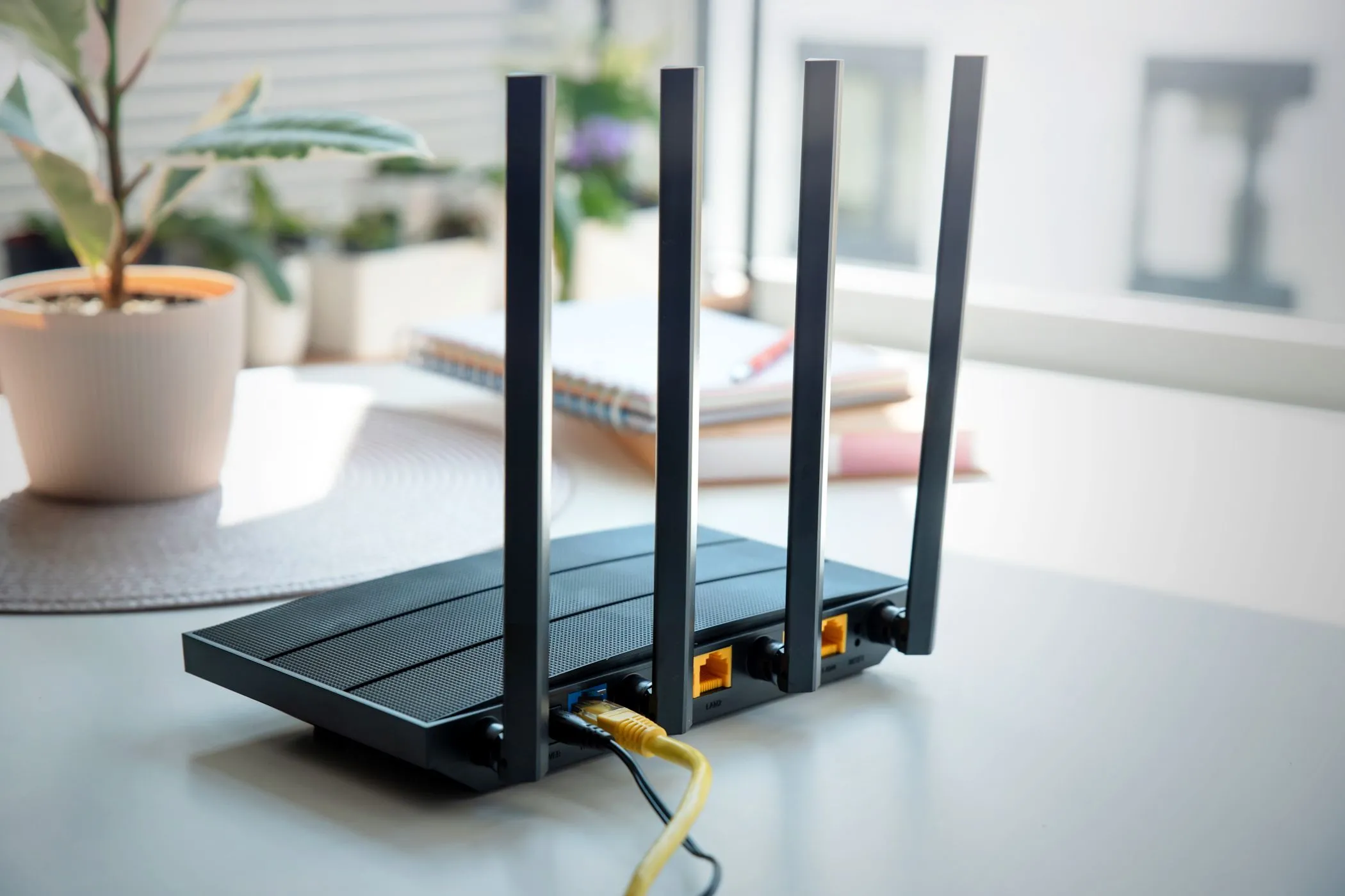 Router Wi-Fi hiện đại với bốn anten trên bàn