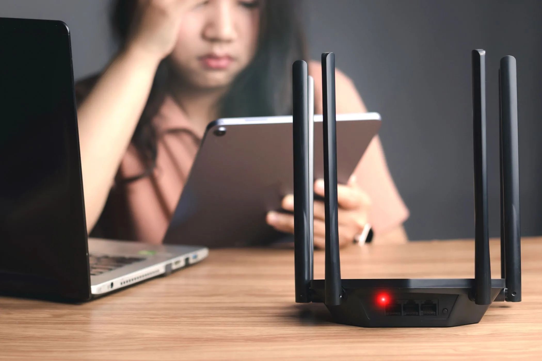 Router Wi-Fi với đèn báo lỗi màu đỏ, minh họa các sự cố kết nối thường gặp do vấn đề firmware hoặc nhiễu sóng.