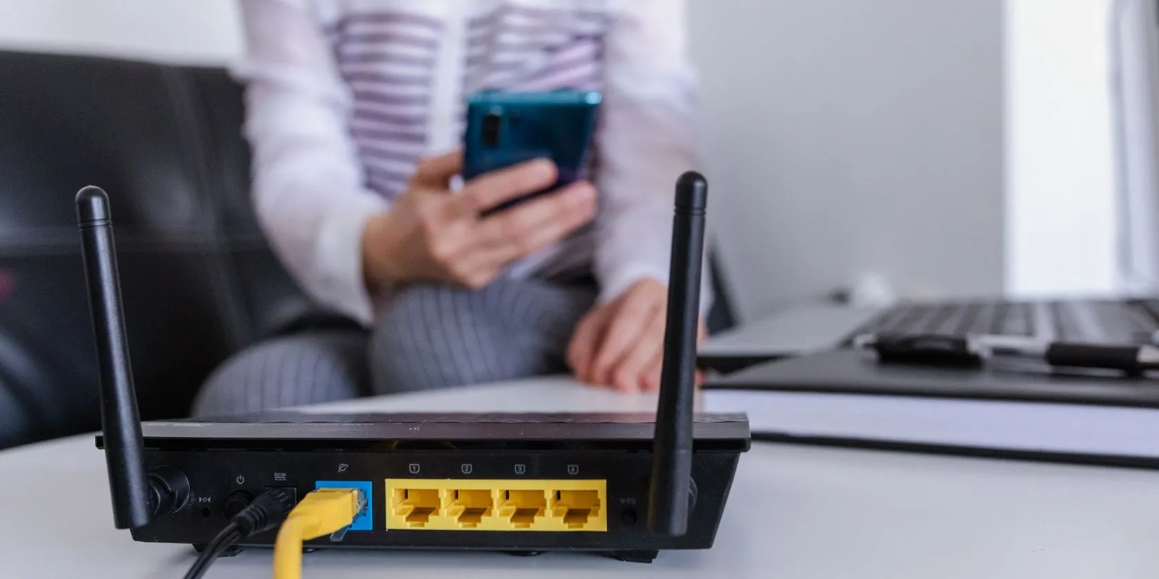 Router Wi-Fi với người dùng đang làm việc trong nền
