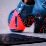 Rủi ro rò rỉ dữ liệu cá nhân trên máy tính với cảnh báo đỏ, minh họa nguy cơ tấn công malware từ game lậu.