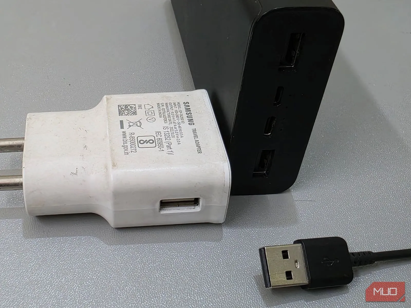 Sạc dự phòng kèm cáp sạc và củ sạc Samsung