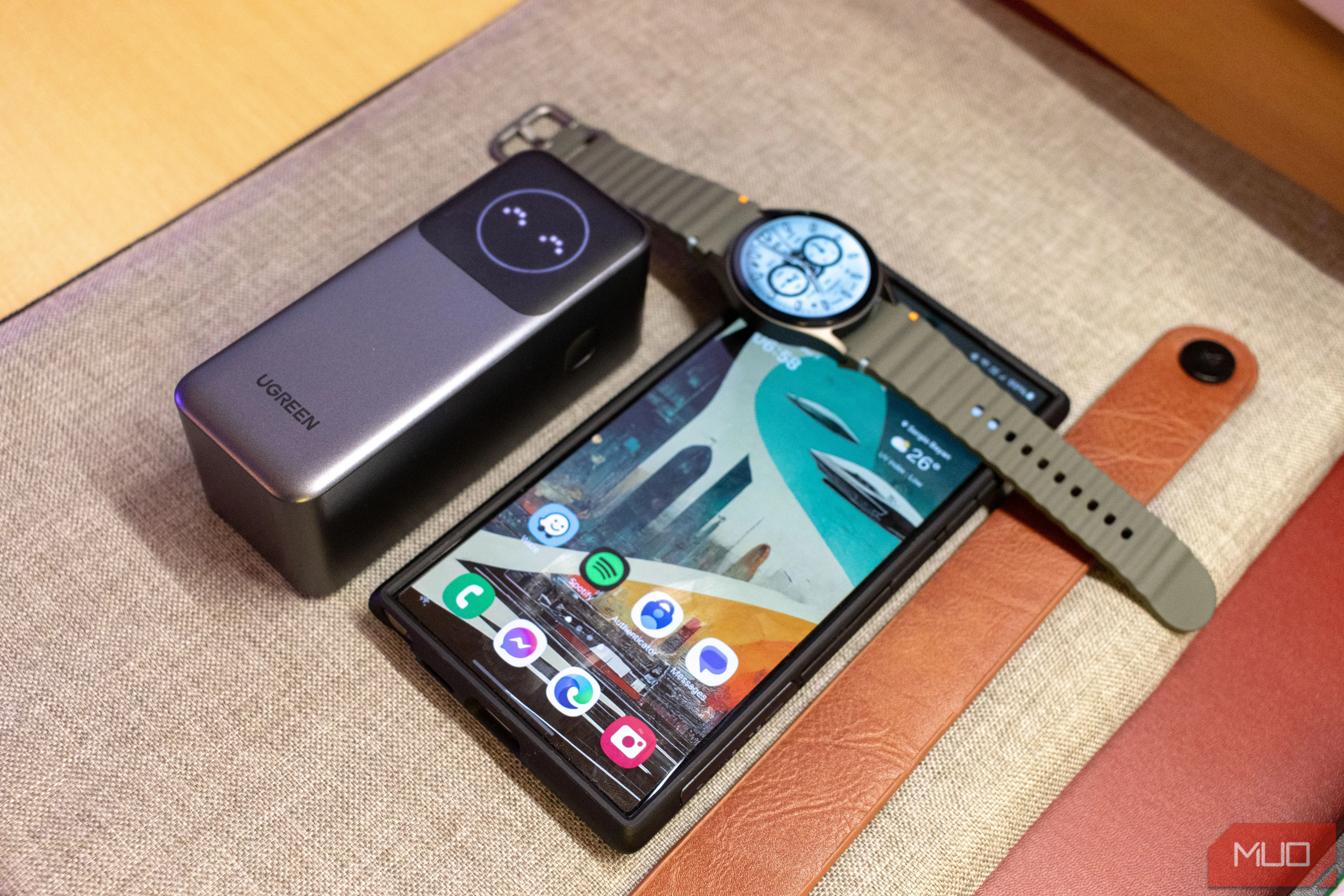 Sạc dự phòng Ugreen Nexode 12000mAh cùng điện thoại Samsung S24 Ultra và đồng hồ thông minh Galaxy Watch7