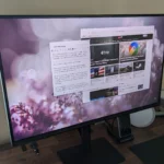Samsung DeX hoạt động trên màn hình ngoài, hiển thị giao diện giống máy tính để bàn với thanh tác vụ