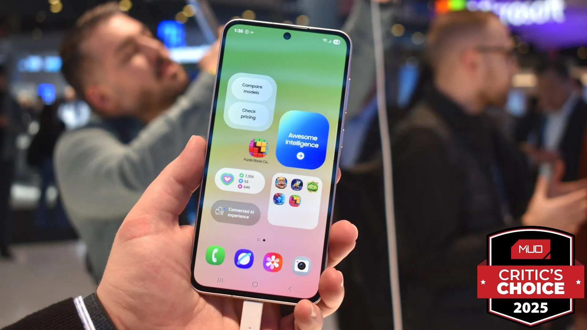 Samsung Galaxy A56 hiển thị mặt trước tại MWC 2025 với giải thưởng