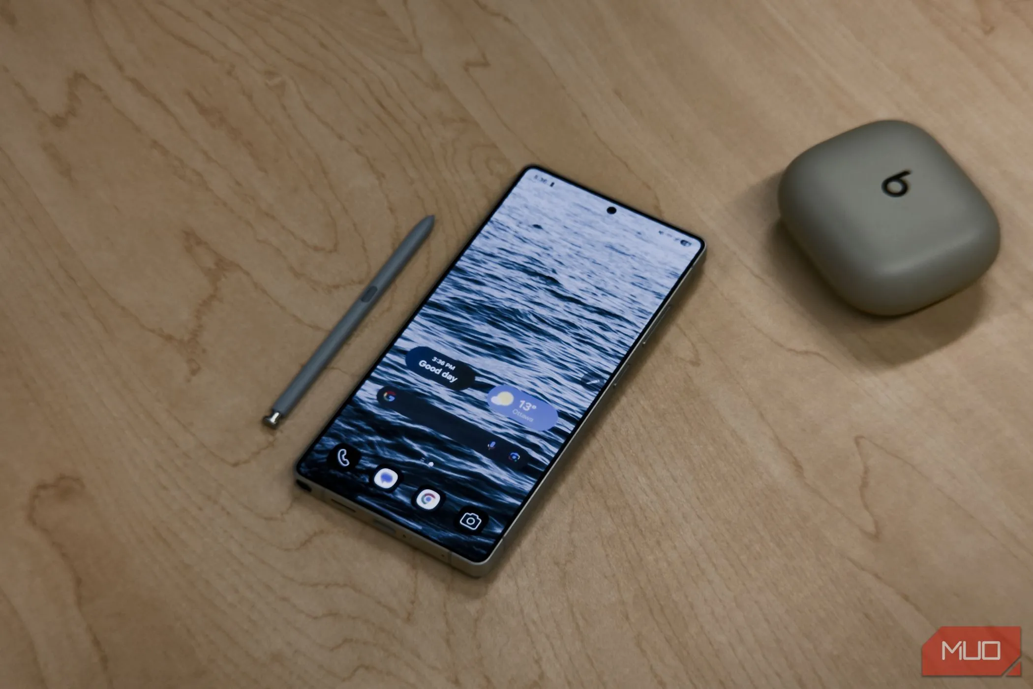 Samsung Galaxy S25 Ultra cùng bút S-Pen rút ra trên bàn gỗ