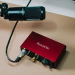 Scarlett Solo với microphone cắm vào để minh họa setup thu âm