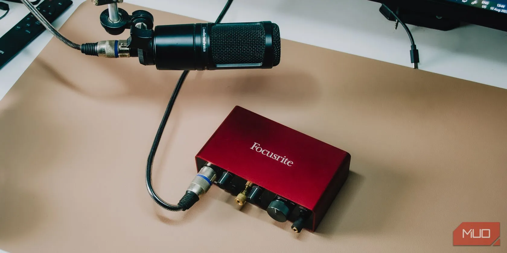 Scarlett Solo với microphone cắm vào để minh họa setup thu âm