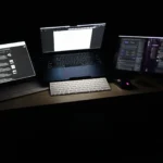 Setup di động với MacBook Air và hai màn hình phụ trên bàn làm việc, minh họa sự tốn diện tích