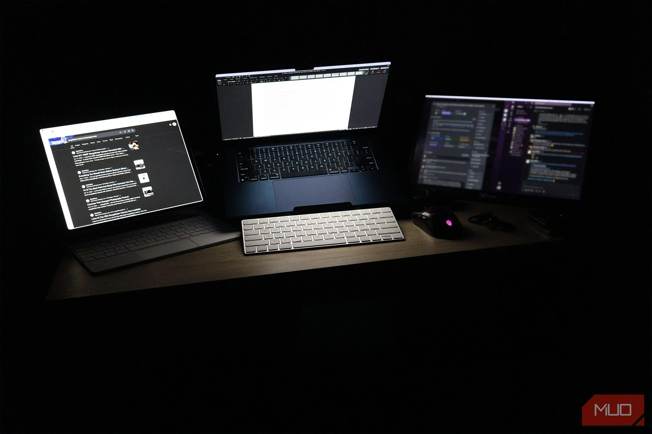 Setup di động với MacBook Air và hai màn hình phụ trên bàn làm việc, minh họa sự tốn diện tích