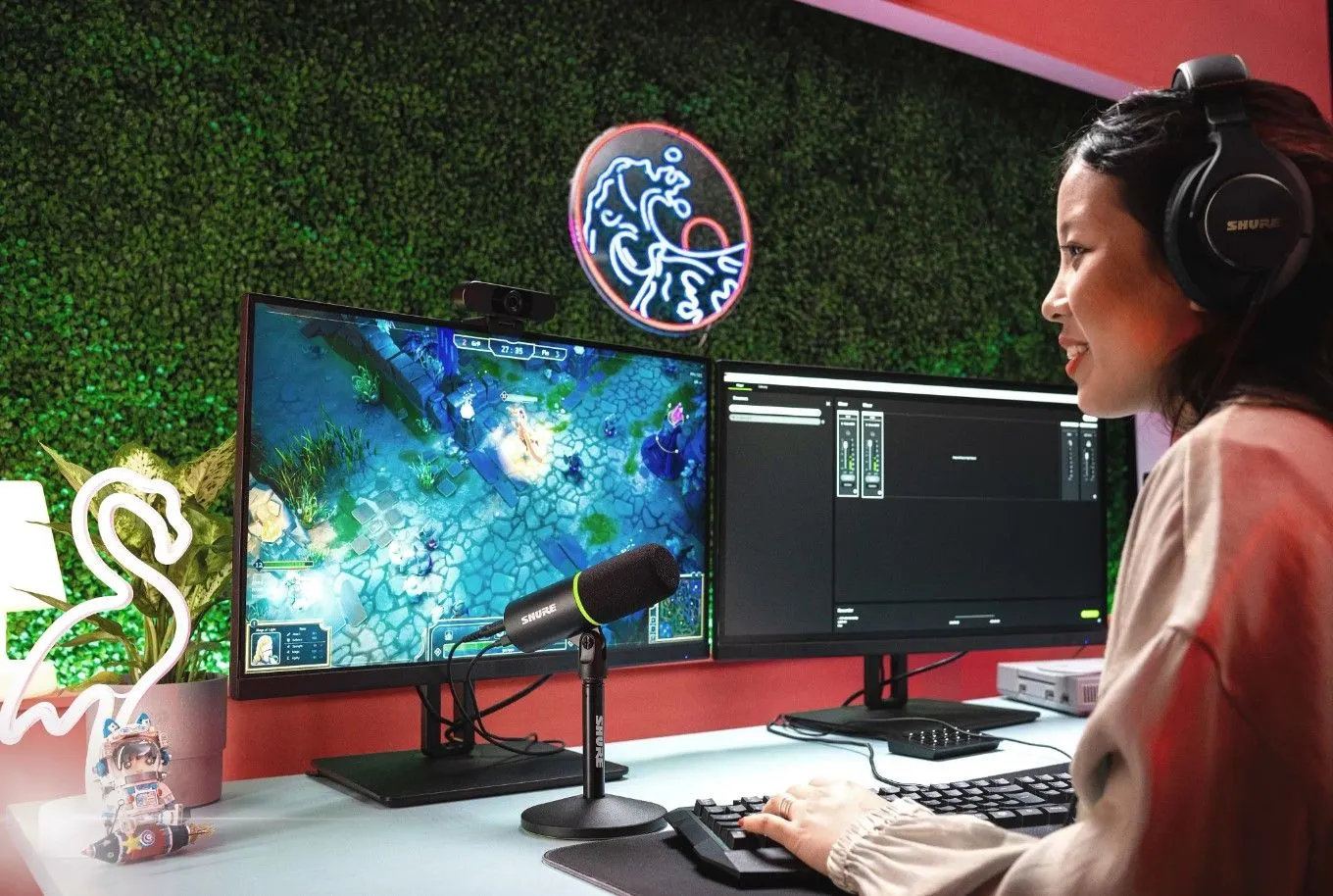 Shure MV7, micro dynamic đa năng, trên bàn làm việc cùng người dùng chơi game