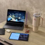 Sinh viên ngồi học với laptop và sách, phía trước là một chiếc điện thoại đang ghi hình time-lapse buổi học
