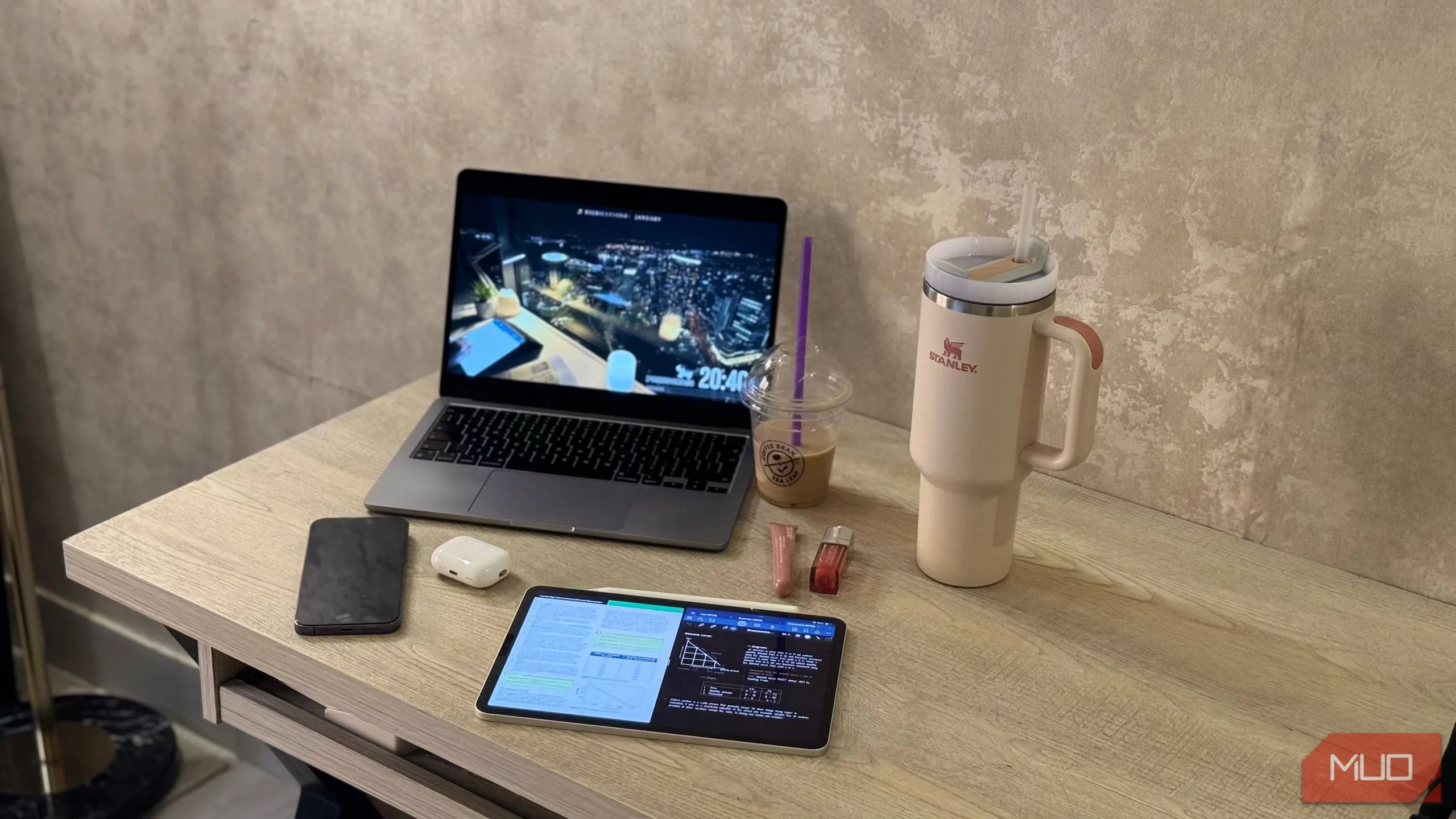 Sinh viên ngồi học với laptop và sách, phía trước là một chiếc điện thoại đang ghi hình time-lapse buổi học