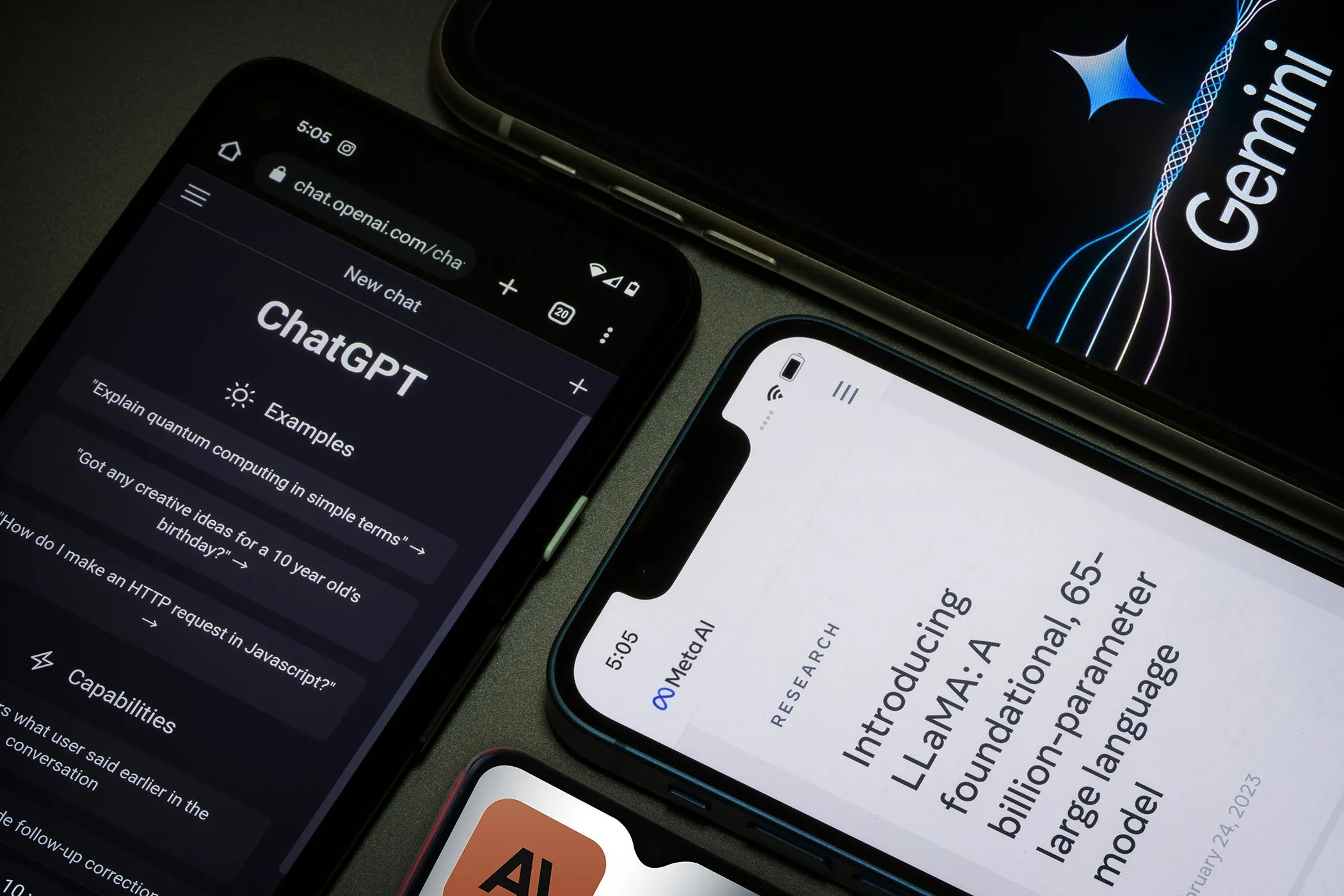 So sánh giao diện Meta AI, ChatGPT và Google Gemini trên màn hình điện thoại thông minh, thể hiện sự cạnh tranh trong phát triển trợ lý ảo