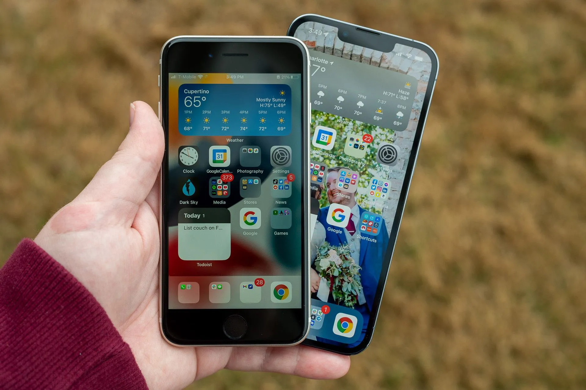 So sánh iPhone SE 2022 và iPhone 13 Pro, minh họa giới hạn tương thích Apple Intelligence.