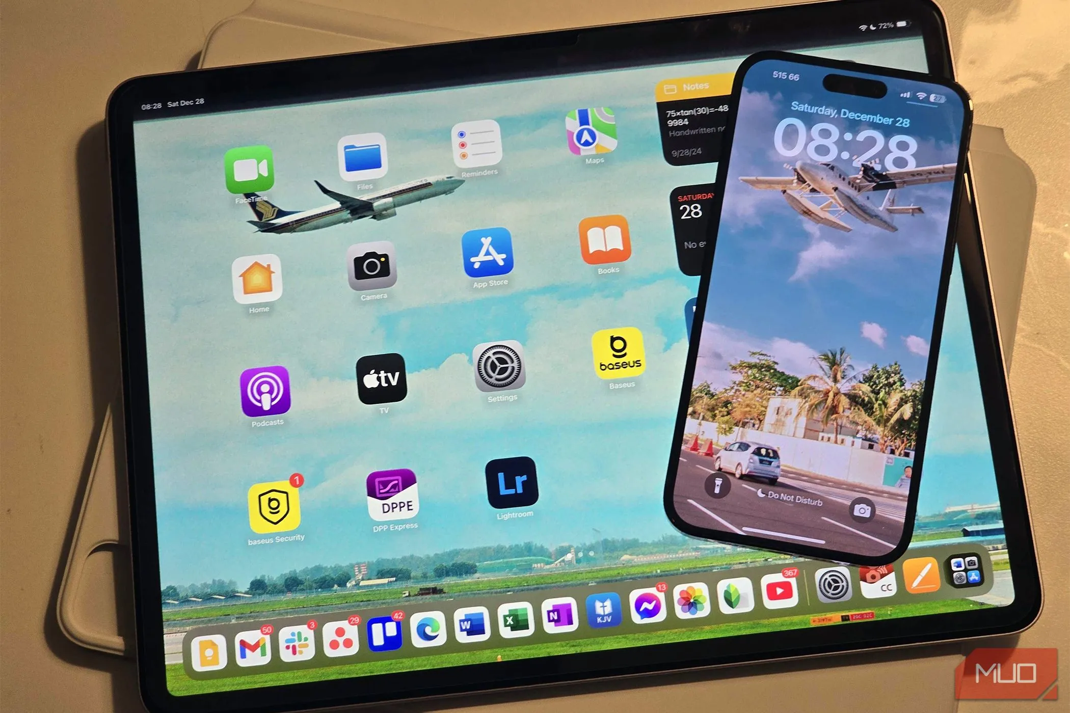 So sánh kích thước màn hình lớn của iPad Air 13 inch và iPhone 14 Pro Max.