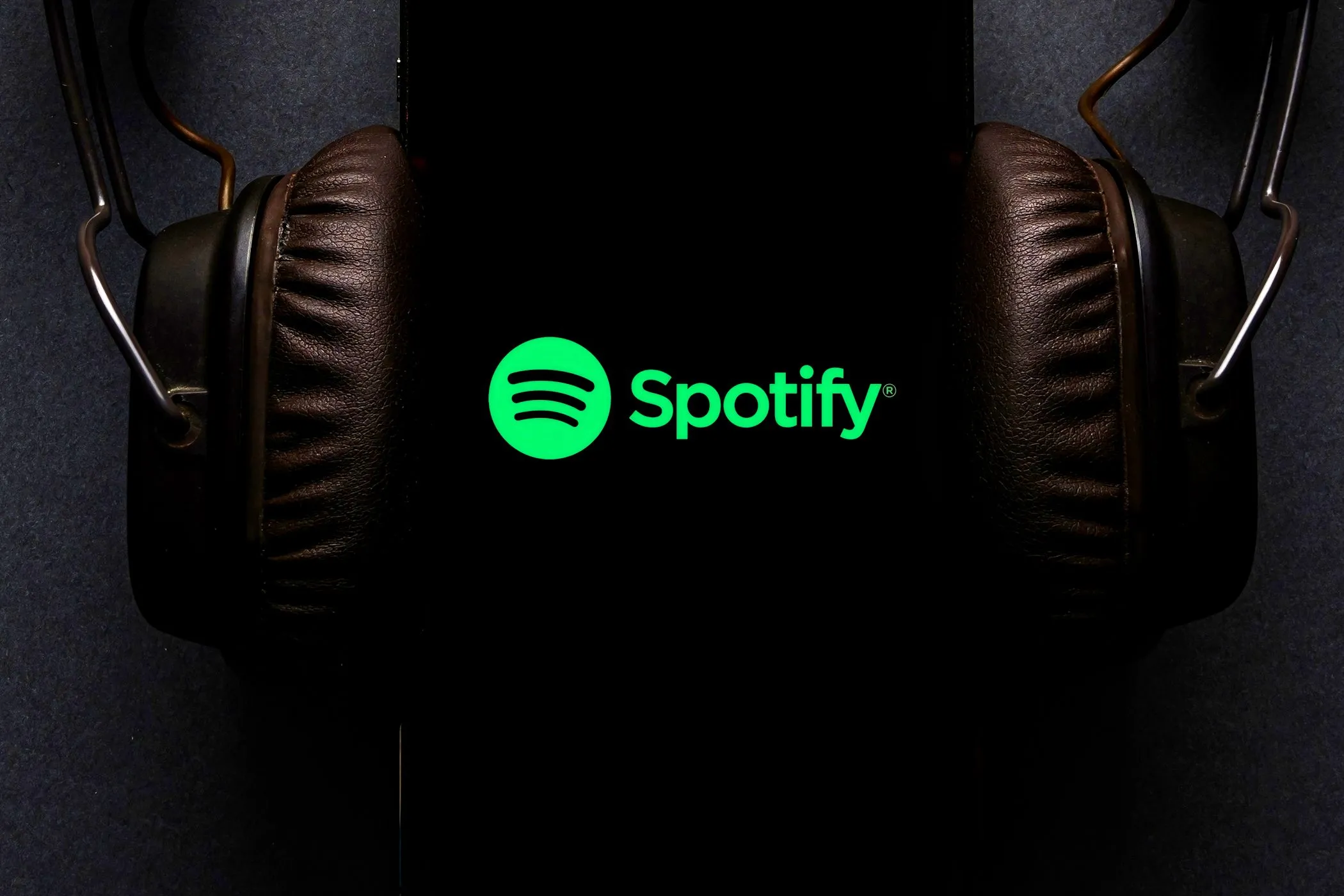 Spotify trên màn hình điện thoại kết nối tai nghe, biểu tượng Spotify hiển thị rõ