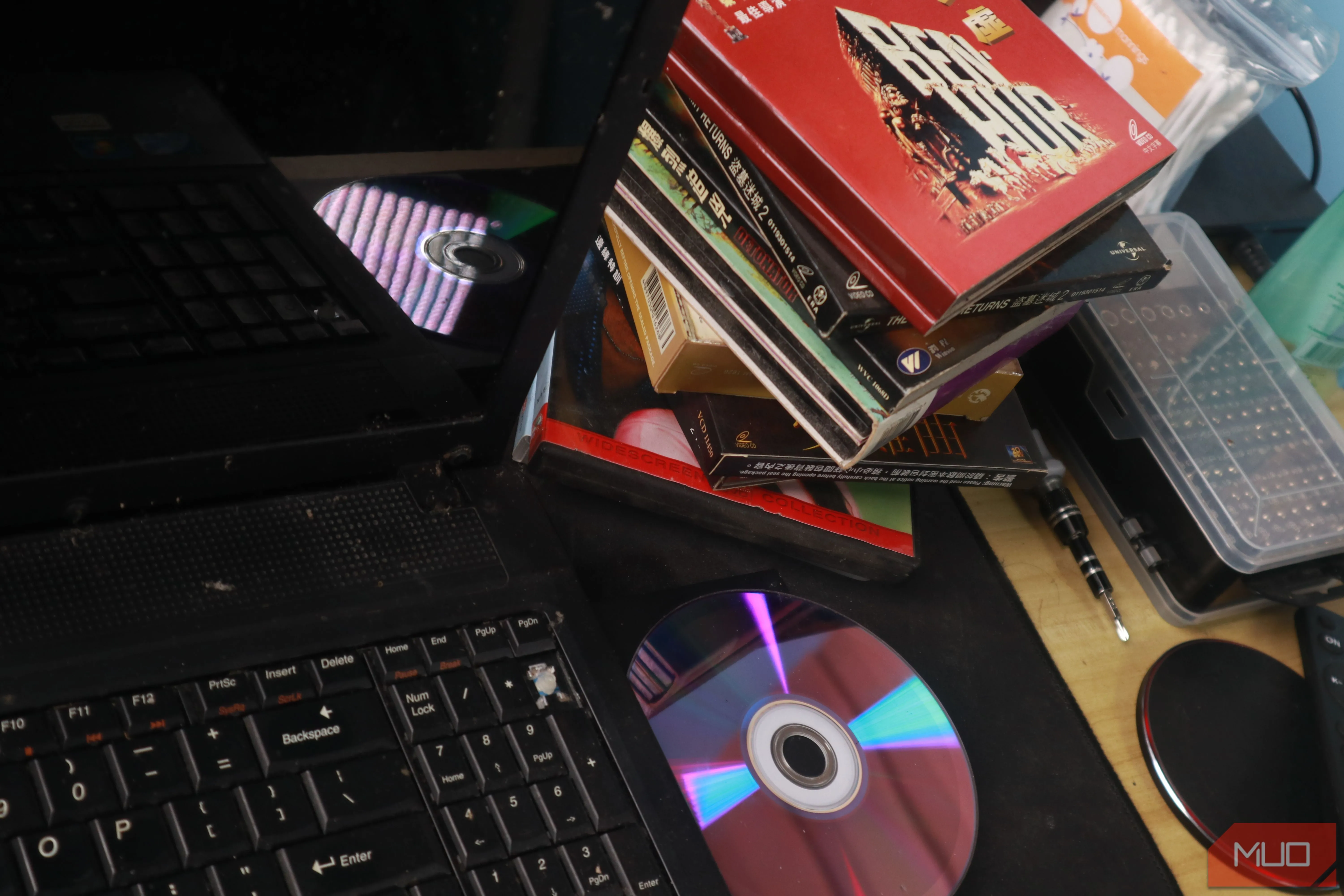 Sử dụng laptop cũ để trích xuất dữ liệu từ đĩa CD