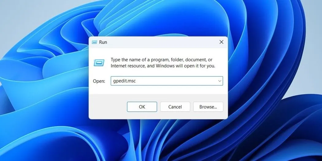Sử dụng lệnh gpedit.msc trong hộp thoại Run để truy cập Group Policy Editor