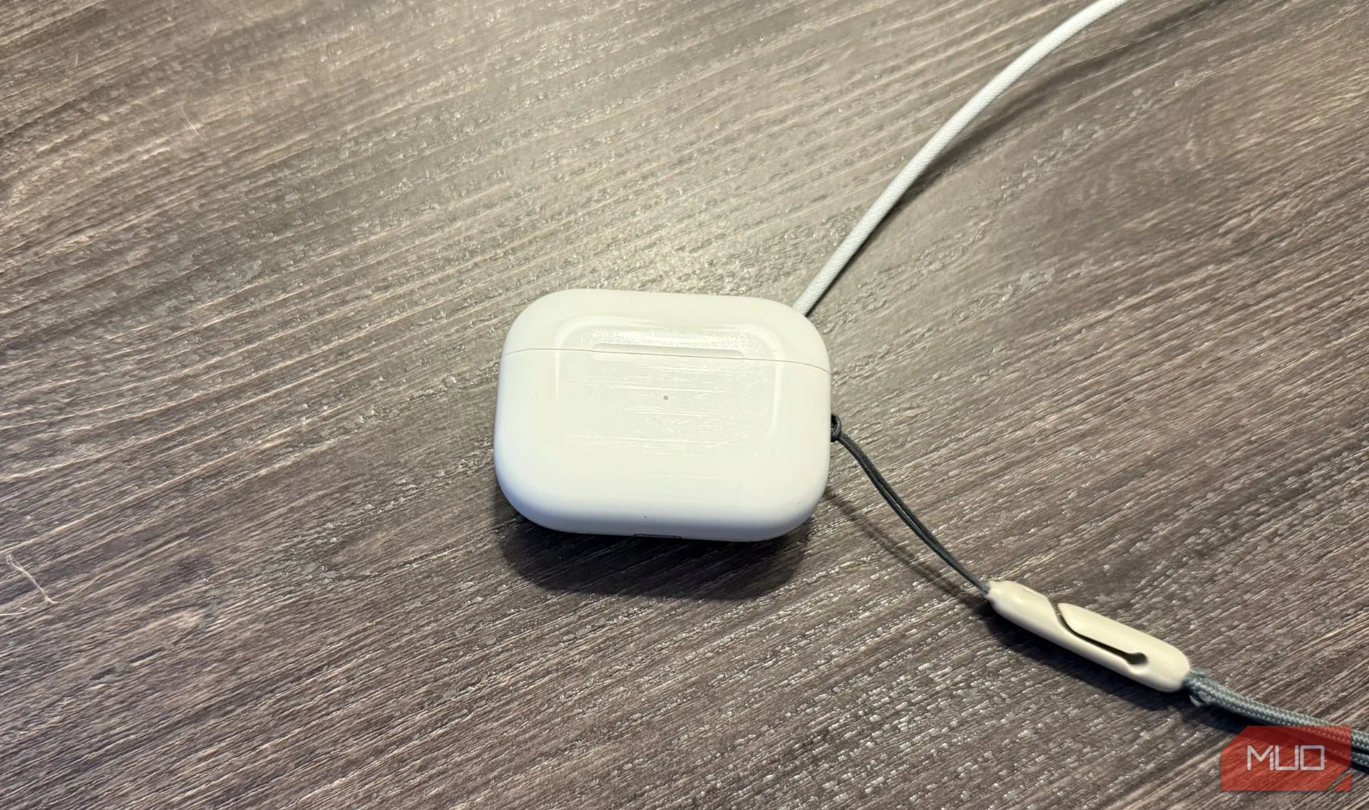 Tai nghe AirPods Pro 2 đang được sạc không dây bằng đế sạc Apple Watch.