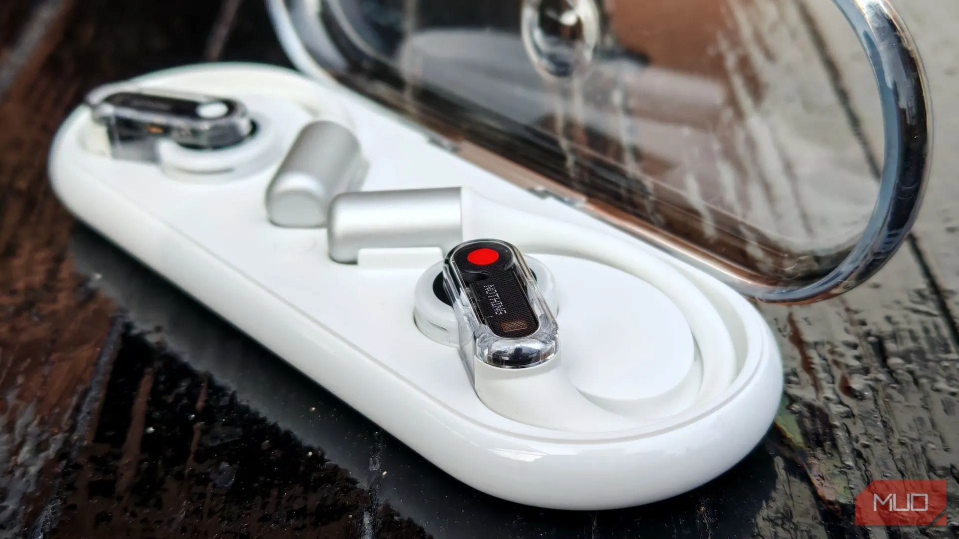 Tai nghe Nothing Ear (open) trong hộp sạc với driver 14.2mm