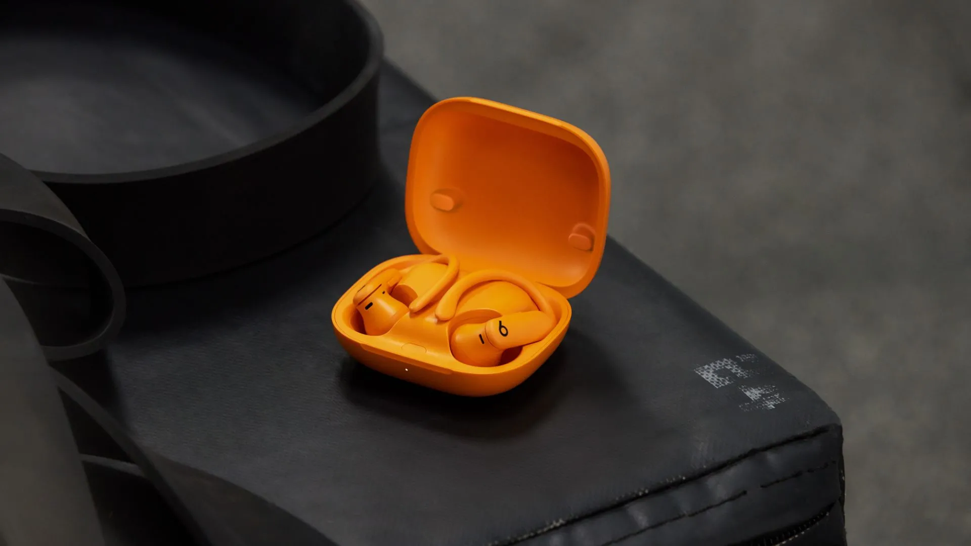 Tai nghe Powerbeats Pro 2 màu cam nổi bật với tính năng đo nhịp tim tích hợp.