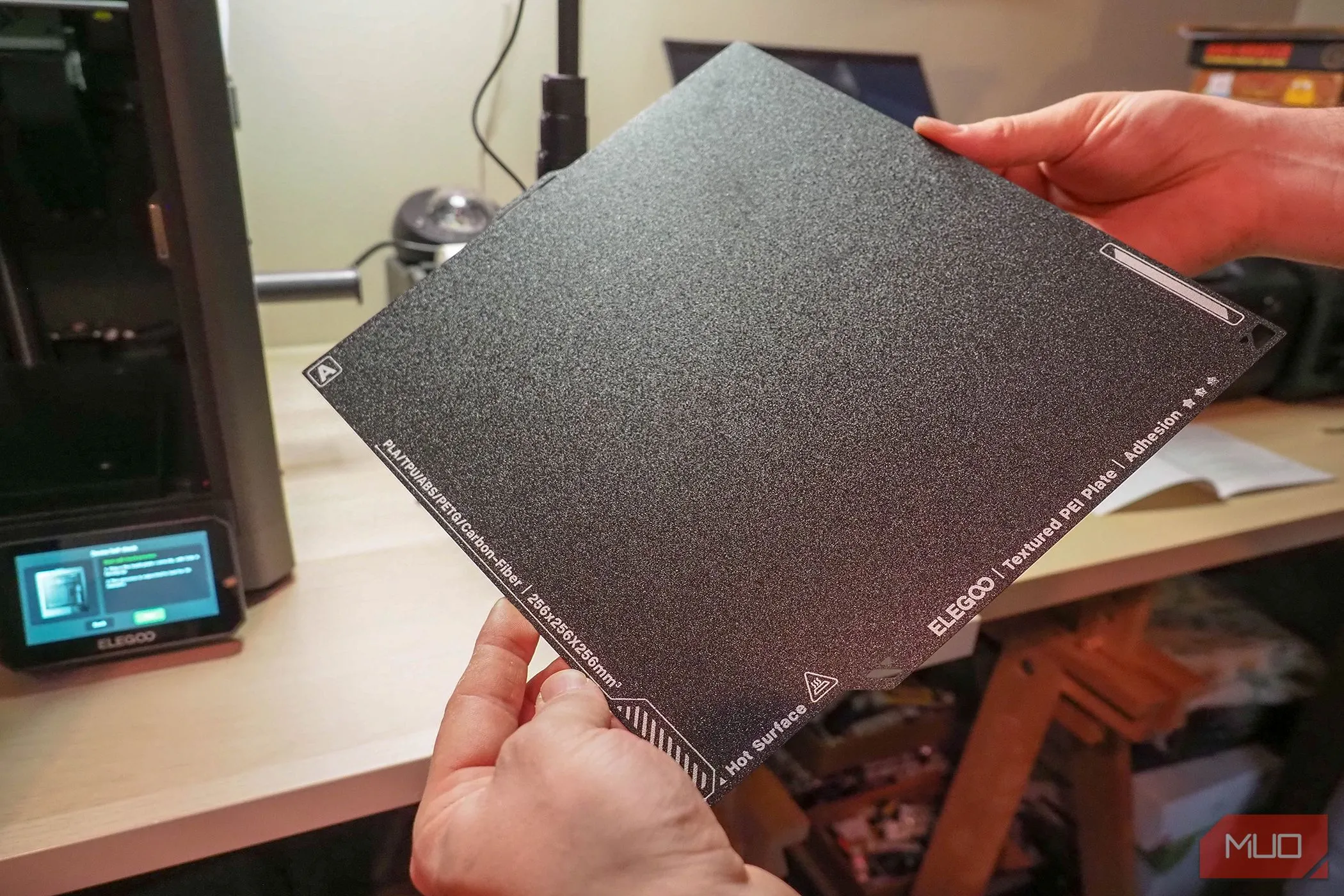 Tấm bàn in hai mặt PEI của Elegoo Centauri Carbon, dễ dàng tháo lắp và vệ sinh