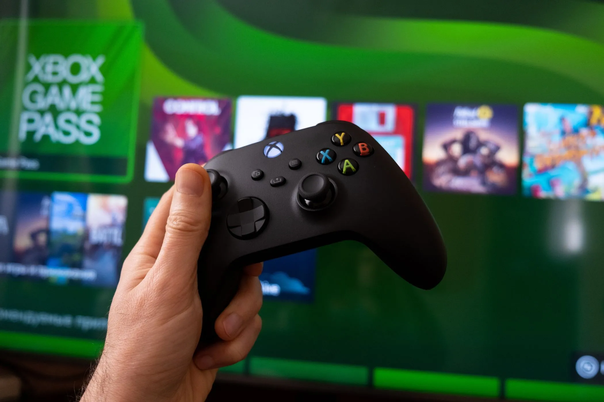 Tay cầm Xbox trên nền màn hình chơi game Xbox Game Pass, minh họa trải nghiệm game.