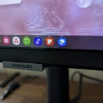 Thanh tác vụ hiển thị đầy đủ trên giao diện Samsung DeX, cho thấy sự chiếm dụng không gian làm việc.