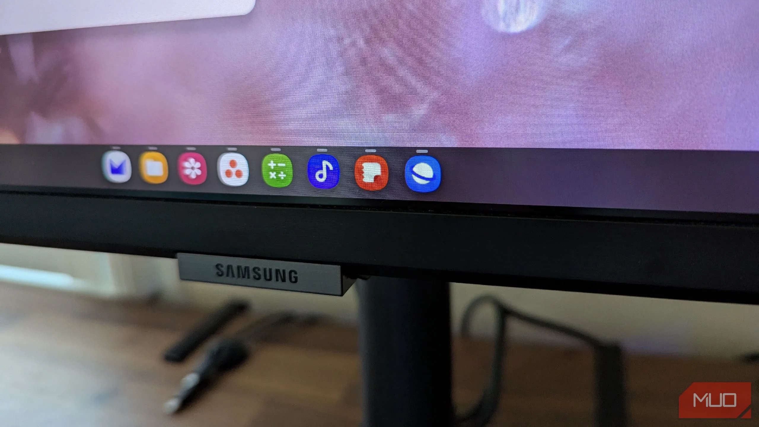 Thanh tác vụ hiển thị đầy đủ trên giao diện Samsung DeX, cho thấy sự chiếm dụng không gian làm việc.
