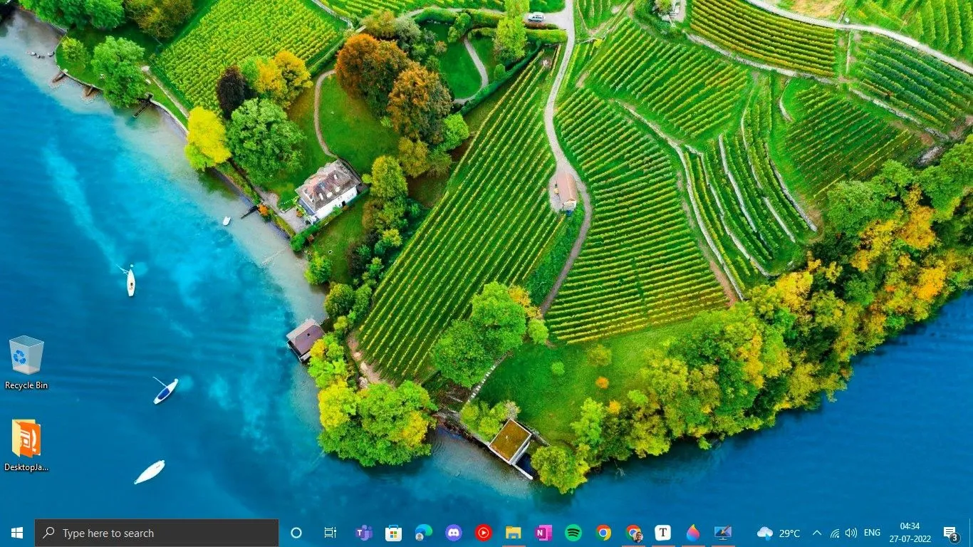 Thanh tác vụ Windows 11 trong suốt nhờ ứng dụng TranslucentTB, giúp làm nổi bật hình nền desktop.