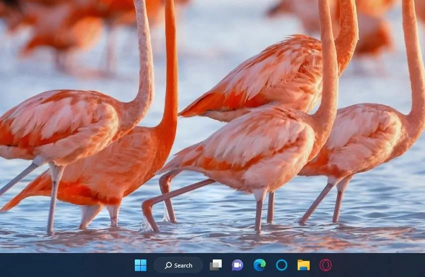 Thanh Taskbar của Windows 11 với các biểu tượng ứng dụng ghim và khu vực thông báo hệ thống, minh họa thiết kế và tính năng đa nhiệm.