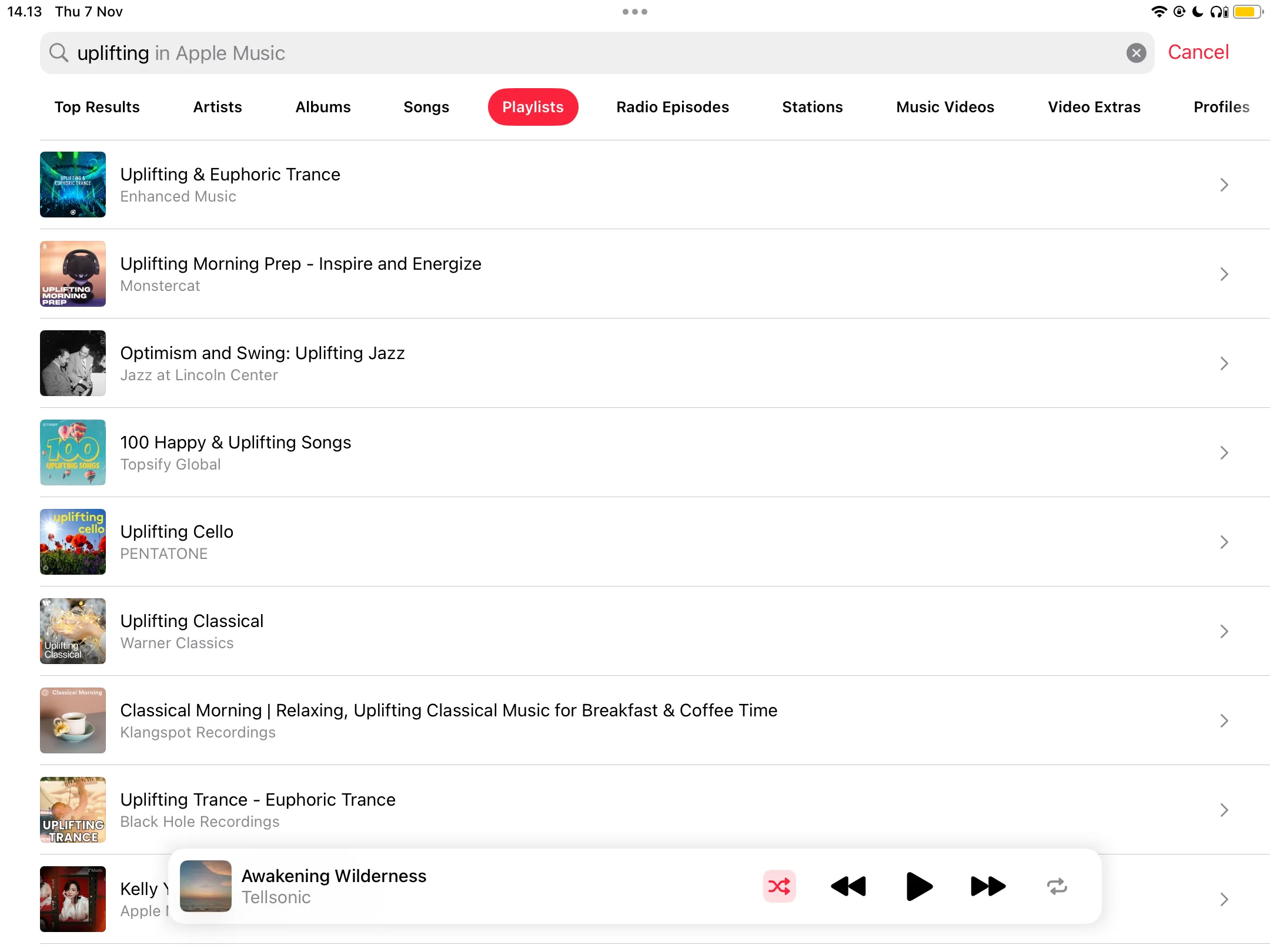 Thanh tìm kiếm Apple Music với các từ khóa tích cực như 'uplifting', 'happy' để tìm nhạc phù hợp