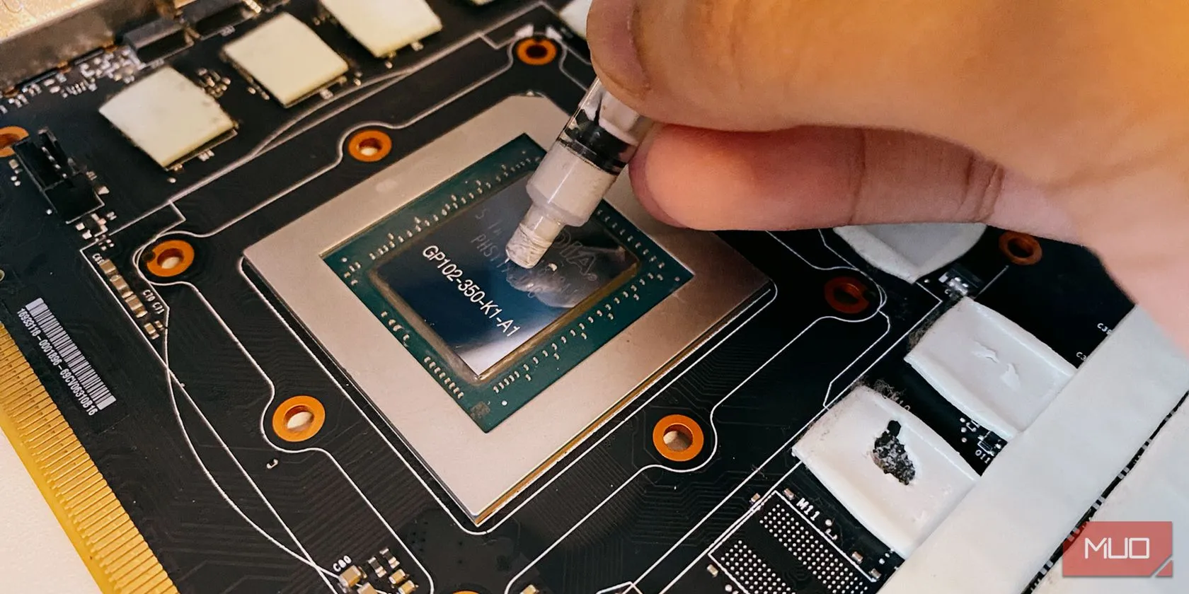Thao tác bôi keo tản nhiệt mới lên bề mặt của GPU