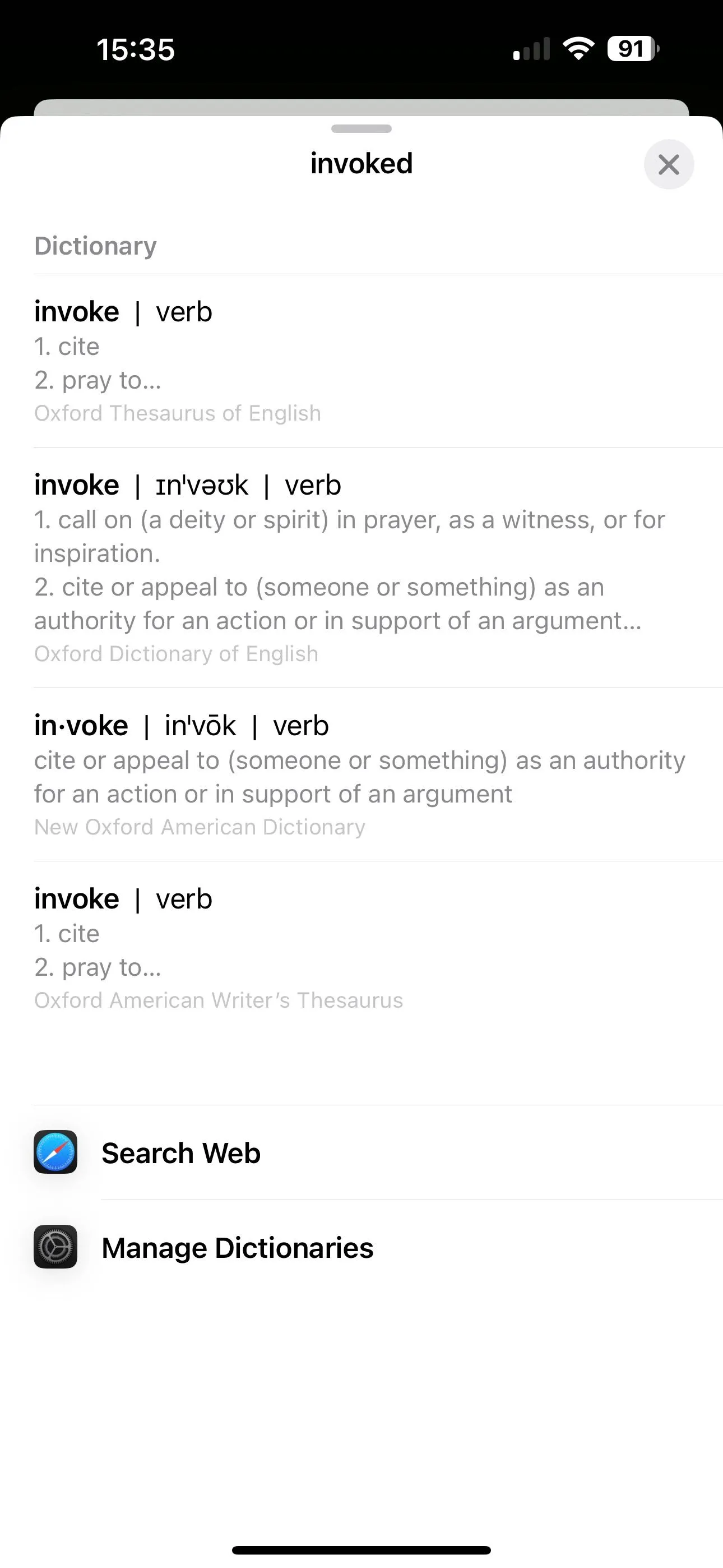 Thẻ Look Up trên iPhone với tùy chọn 'Manage Dictionaries' (Quản lý Từ điển) ở cuối danh sách, cho phép thêm hoặc xóa từ điển.