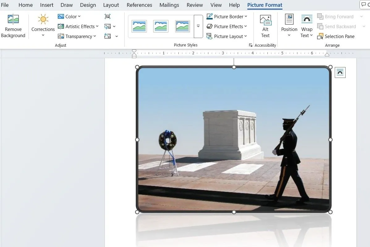 Thẻ Picture Format trong Microsoft Word hiển thị các tùy chọn chỉnh sửa hình ảnh nâng cao.