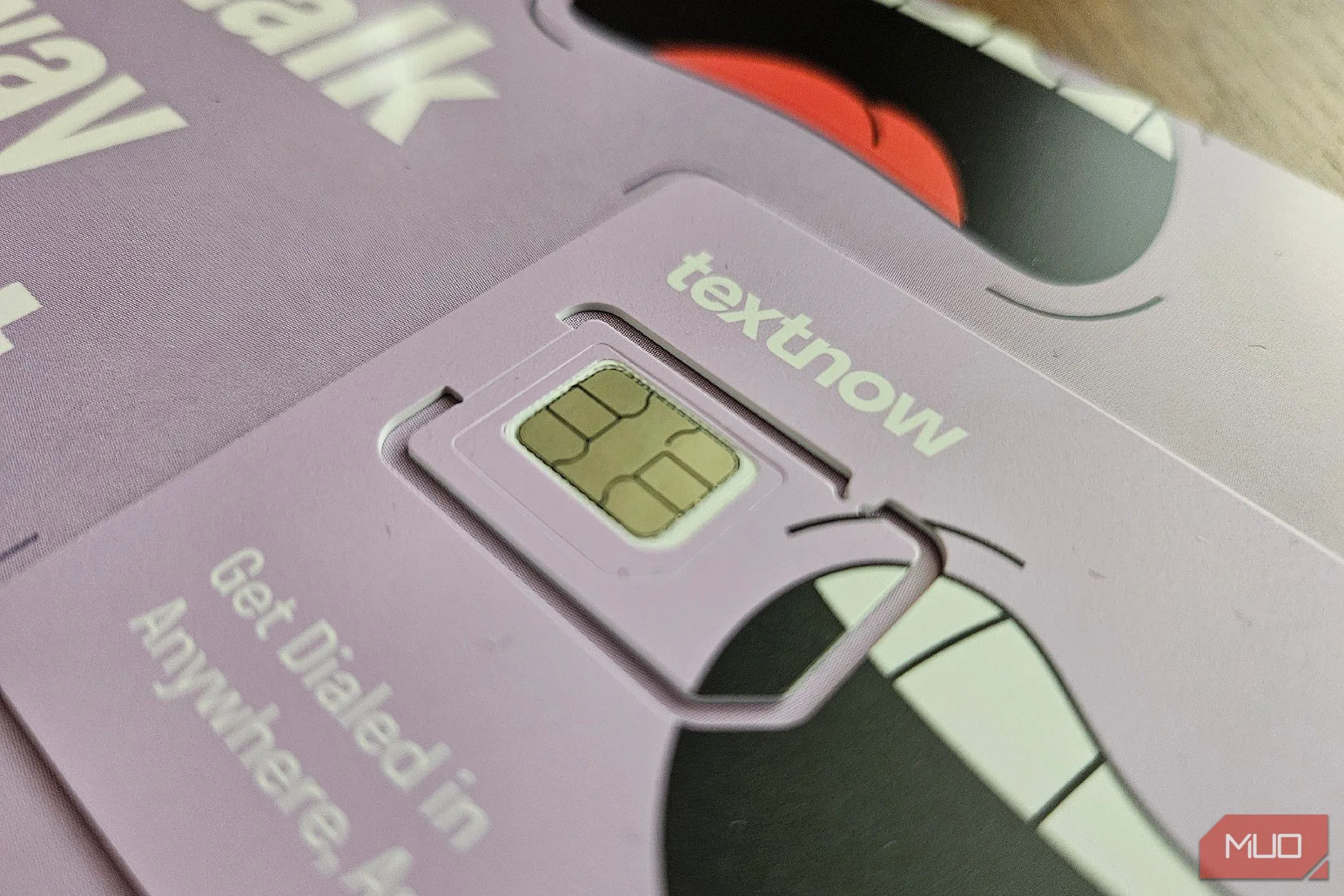 Thẻ SIM điện thoại, minh họa sự phụ thuộc của RCS vào cơ sở hạ tầng và chính sách của các nhà mạng di động.