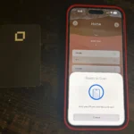 Thẻ thanh toán vật lý được đặt gần điện thoại Android để đăng ký qua NFC trên Google Wallet.