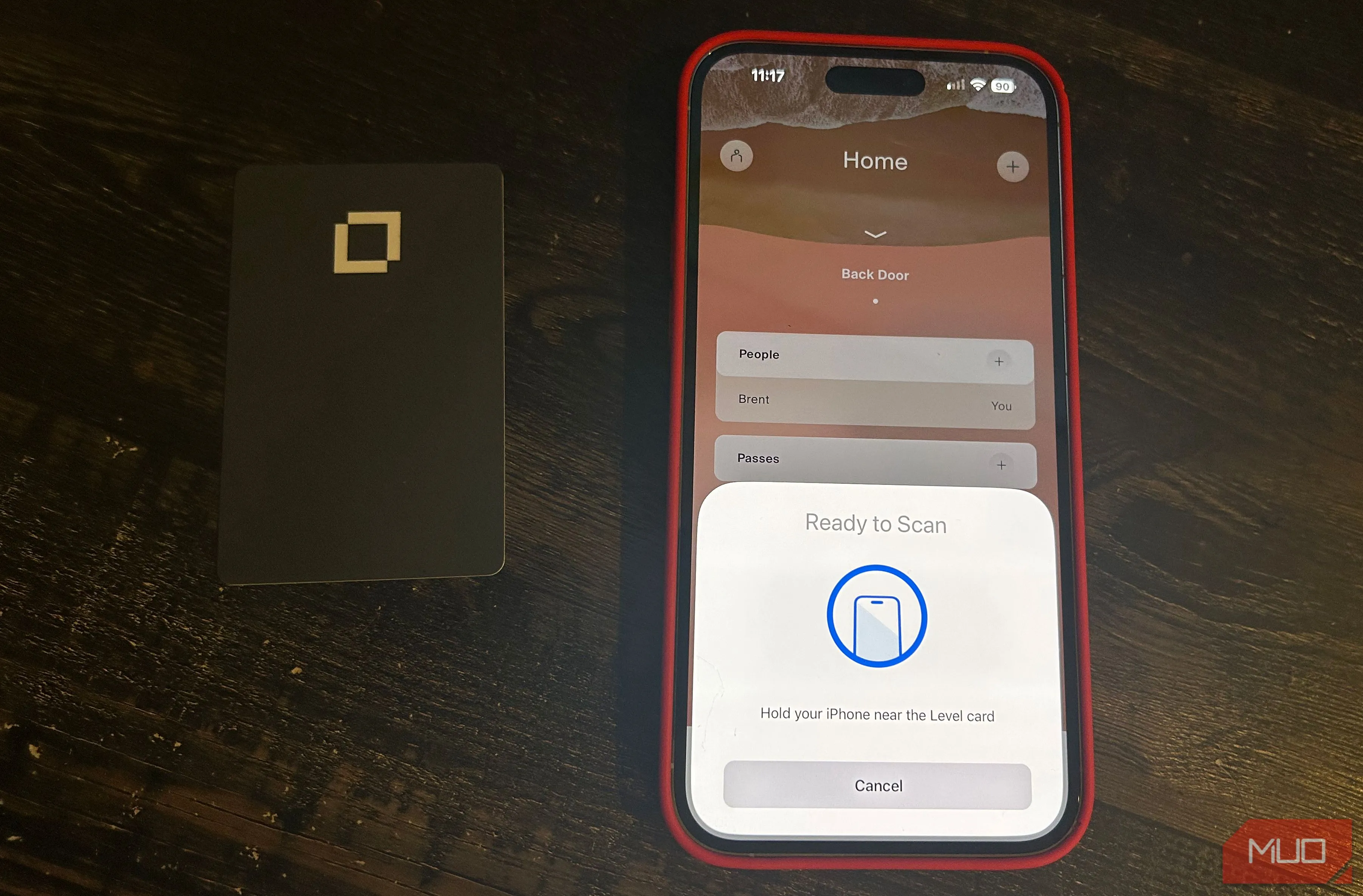 Thẻ thanh toán vật lý được đặt gần điện thoại Android để đăng ký qua NFC trên Google Wallet.