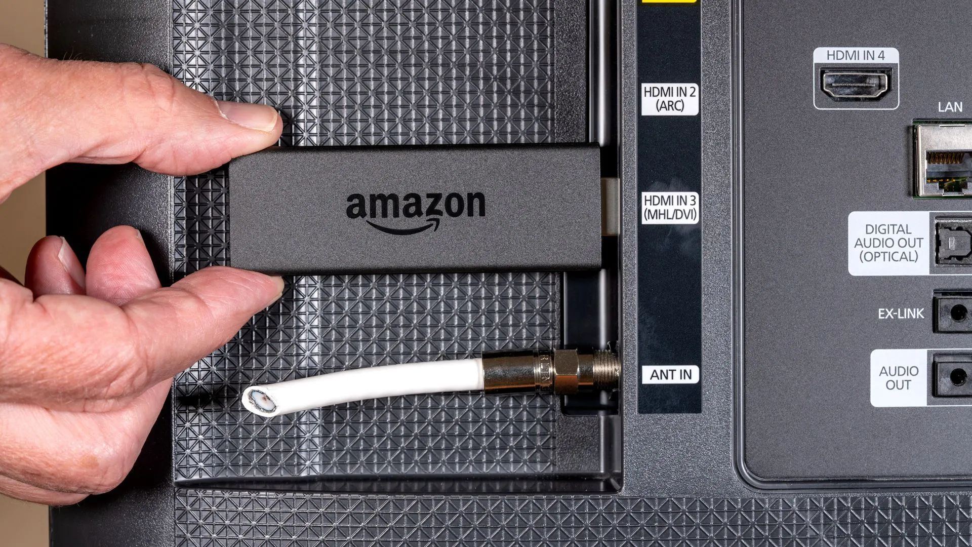 Thiết bị Amazon Fire TV Stick cắm vào cổng HDMI, biểu tượng cho việc theo dõi dữ liệu trên Smart TV và các thiết bị kết nối.