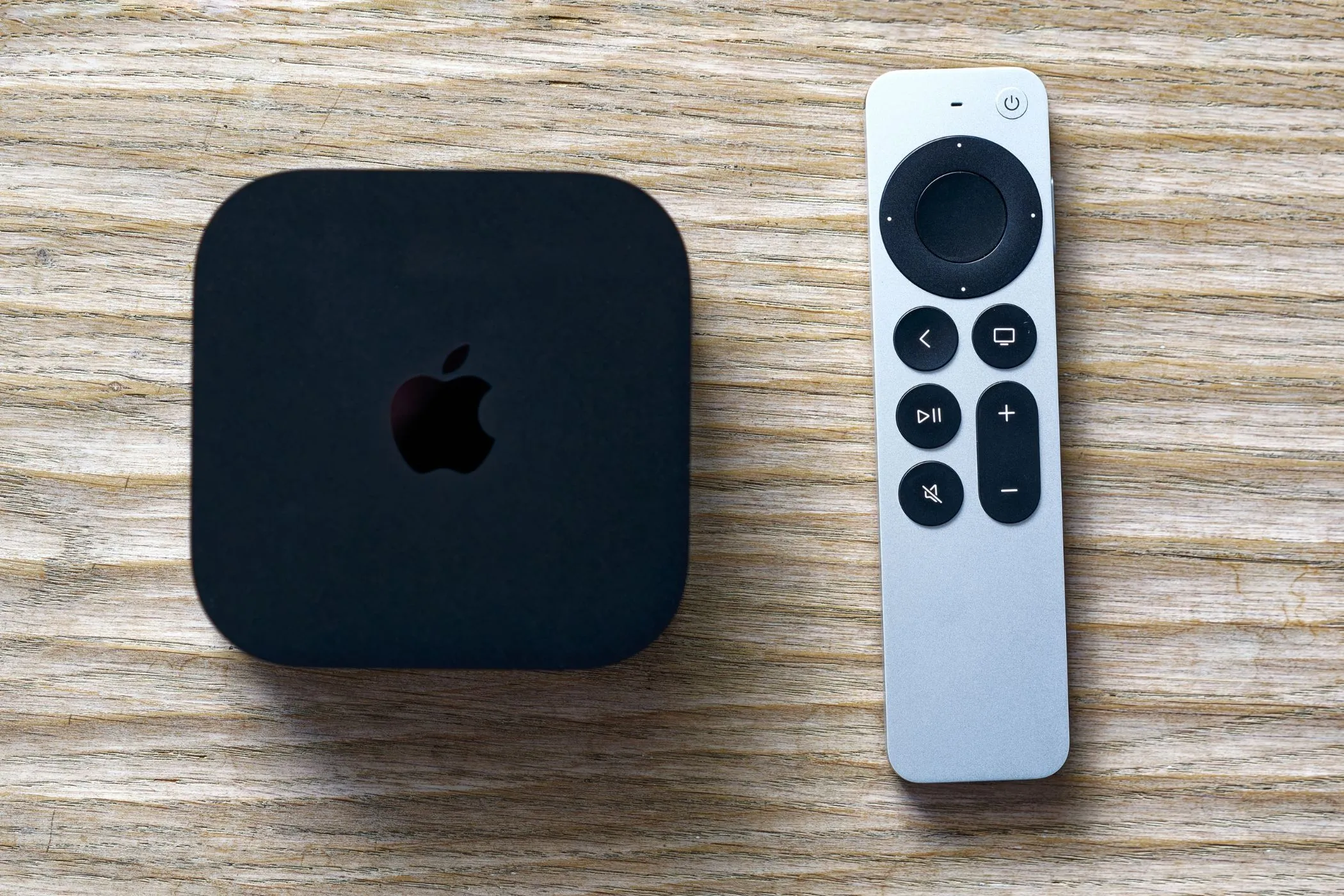 Thiết bị Apple TV 4K và điều khiển từ xa, minh họa cho việc kết nối iPhone với TV qua AirPlay