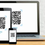 Thiết bị di động và máy tính hiển thị mã QR dùng cho xác thực Gmail