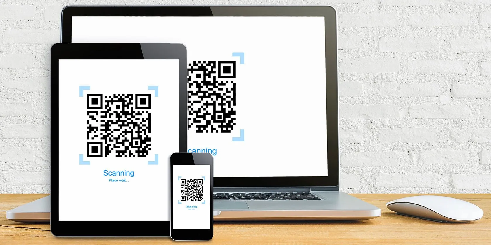 Thiết bị di động và máy tính hiển thị mã QR dùng cho xác thực Gmail