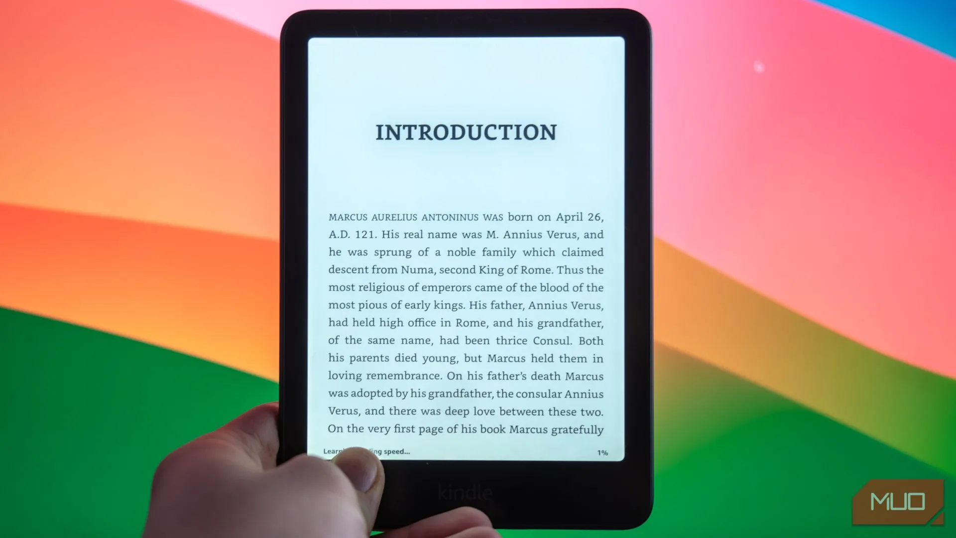 Thiết bị đọc sách điện tử Amazon Kindle Paperwhite Signature Edition đặt trước màn hình máy tính