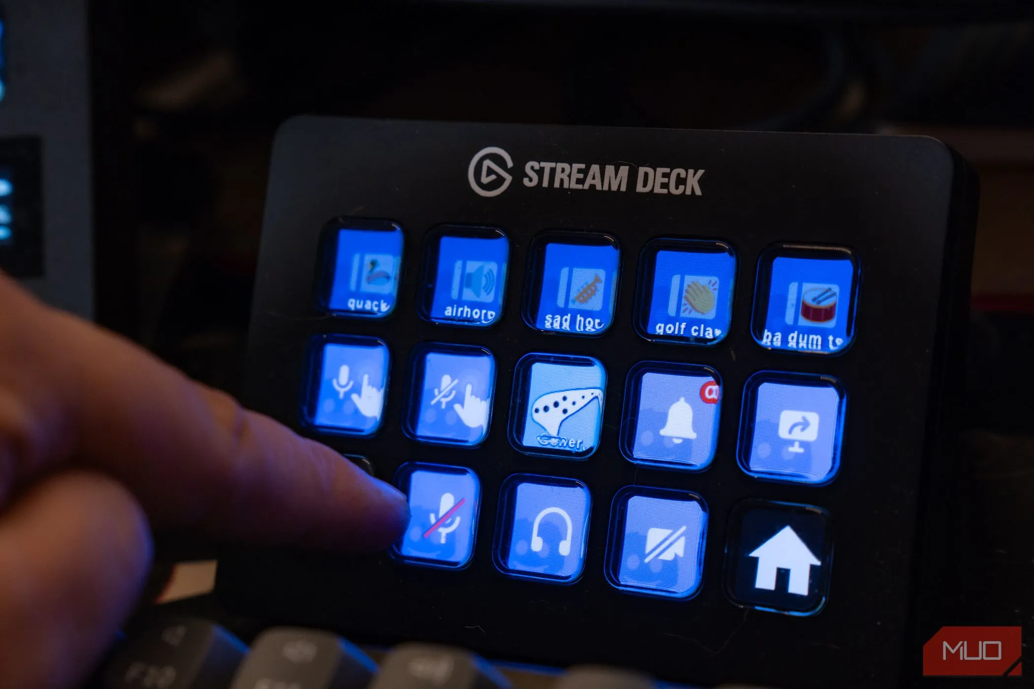 Thiết bị Elgato Stream Deck hiển thị các biểu tượng plugin Discord và ngón tay đang chạm vào một nút.