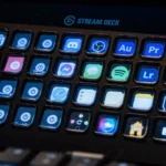 Thiết bị Elgato Stream Deck XL trên bàn làm việc hiển thị các phím tắt ứng dụng và thư mục.