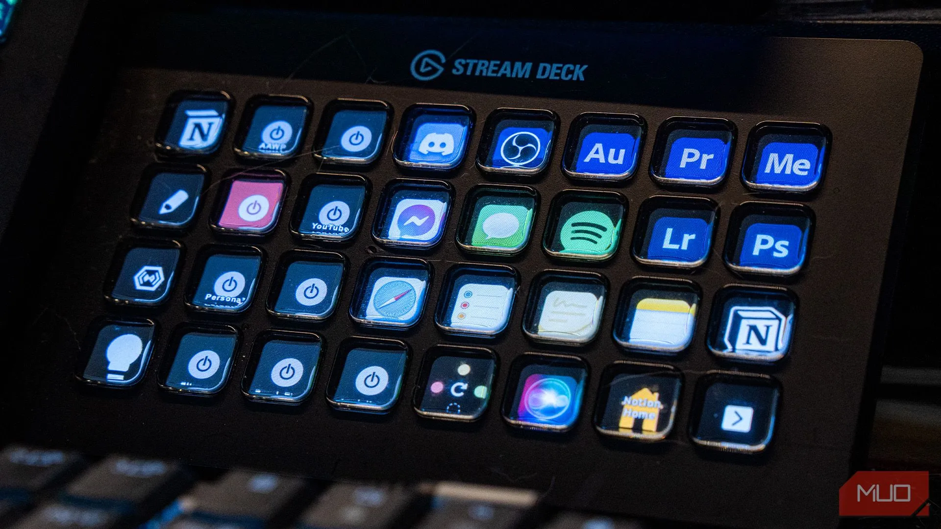 Thiết bị Elgato Stream Deck XL trên bàn làm việc hiển thị các phím tắt ứng dụng và thư mục.