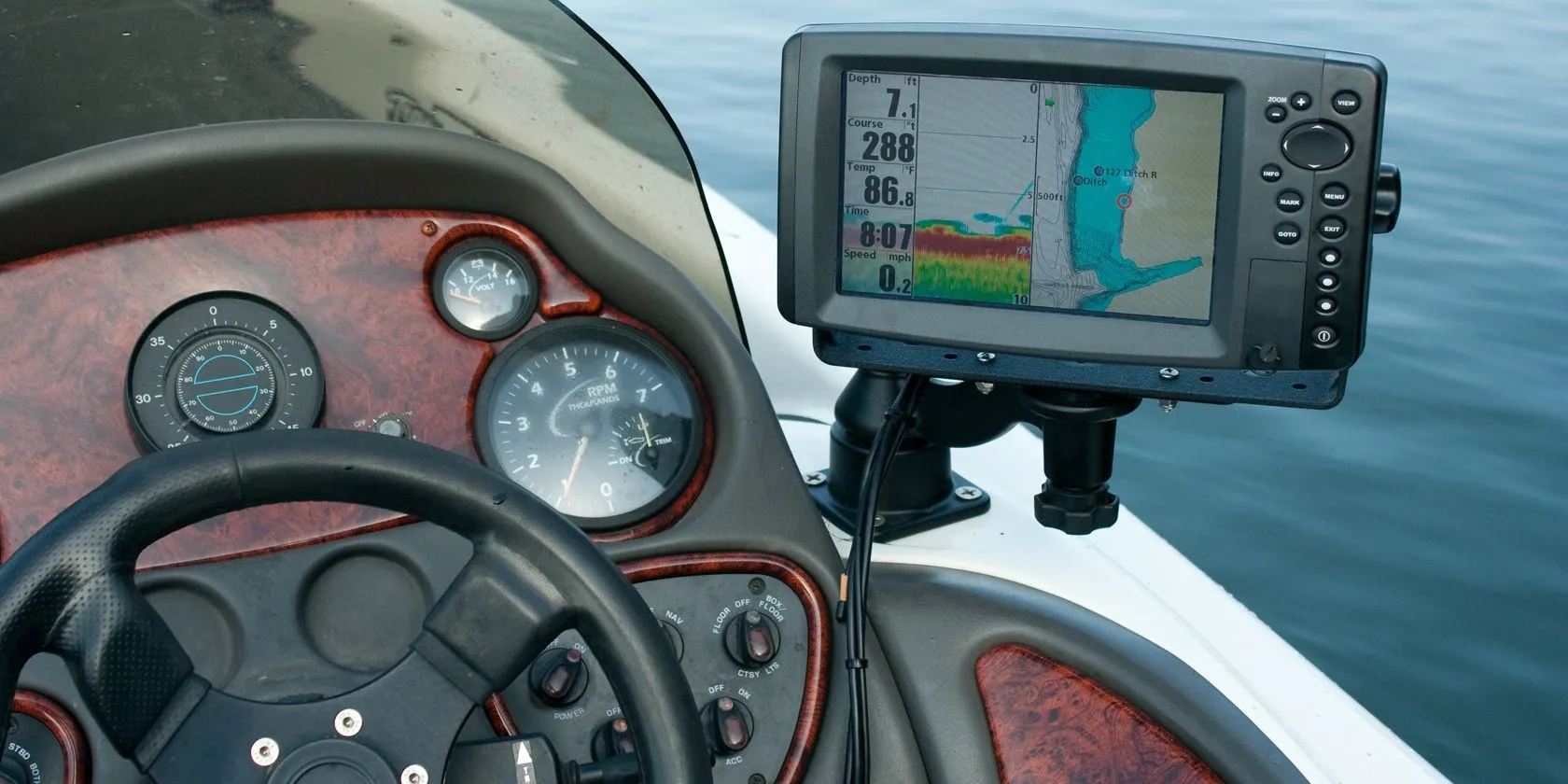 Thiết bị GPS dùng trên thuyền đánh cá