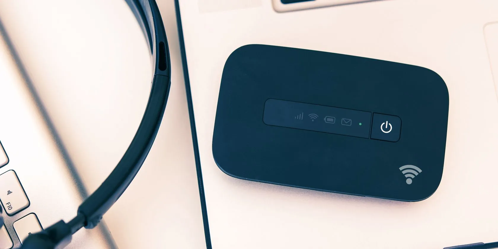 Thiết bị phát Wi-Fi di động đặt cạnh laptop