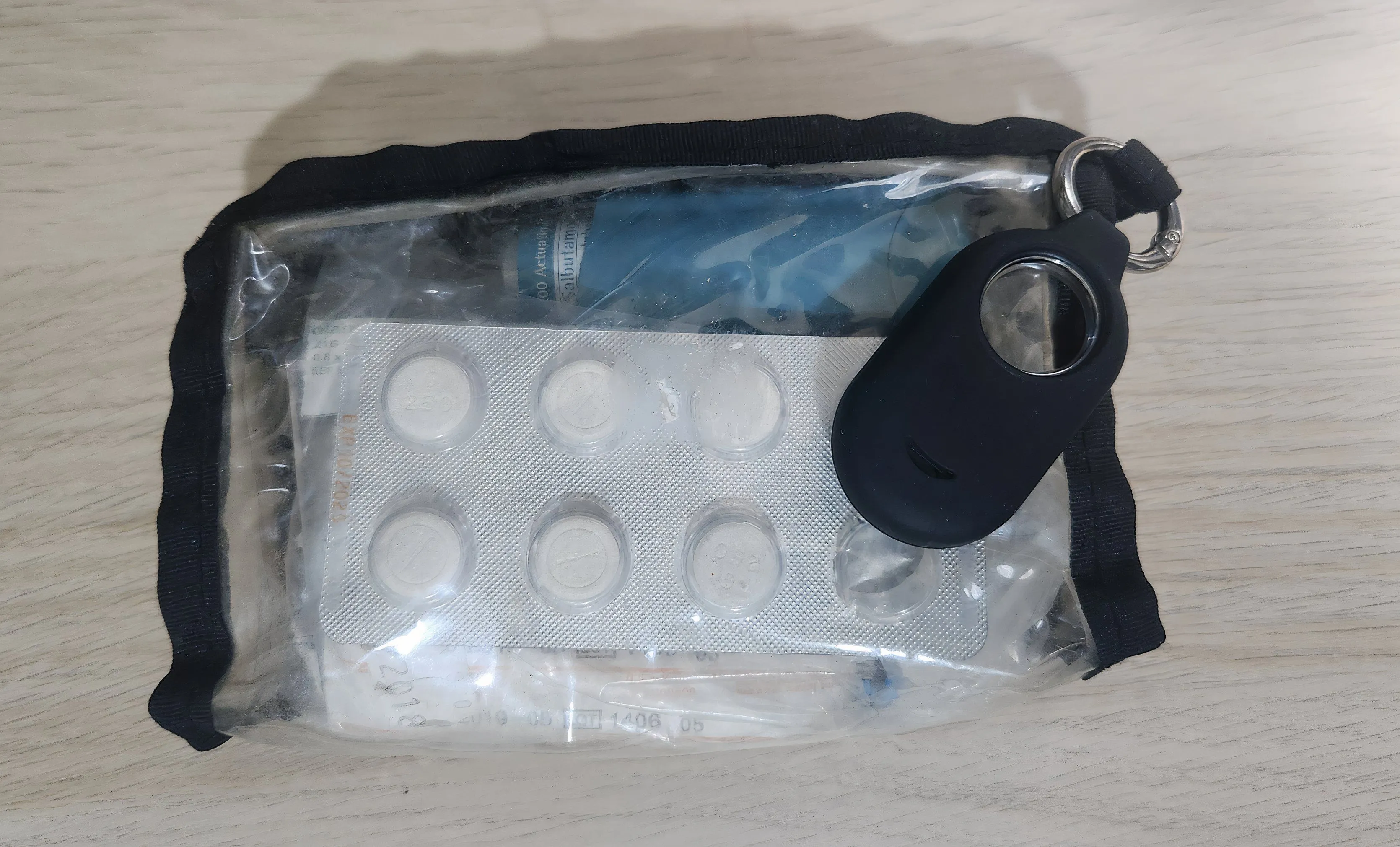 Thiết bị theo dõi AirTag được gắn vào túi đựng thuốc y tế, giúp định vị thuốc quan trọng