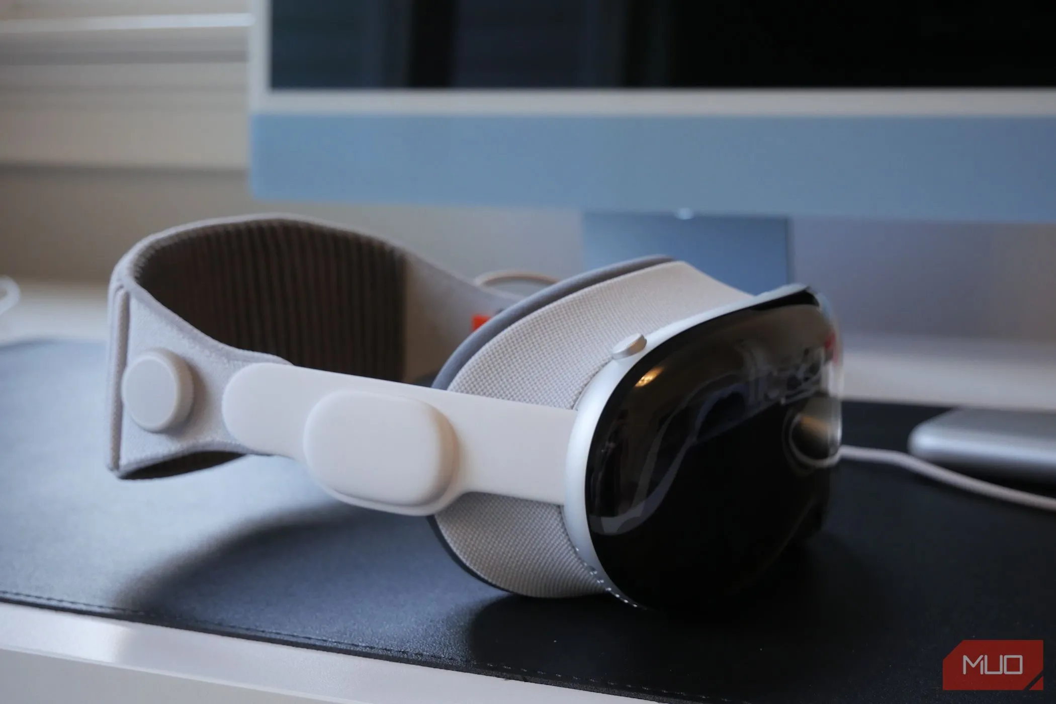 Thiết bị Vision Pro đặt trên bàn làm việc